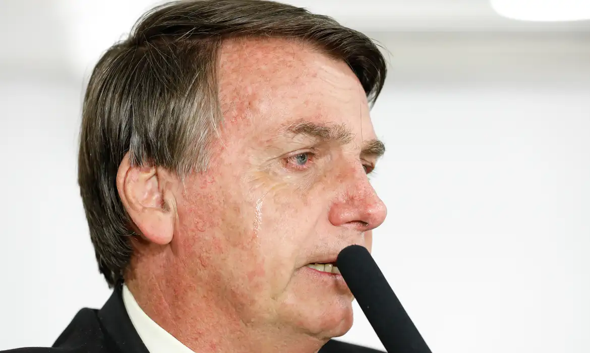 PF cumpre mandados na casa de Jair Bolsonaro, que usará tornozeleira e está proibido de usar redes sociais