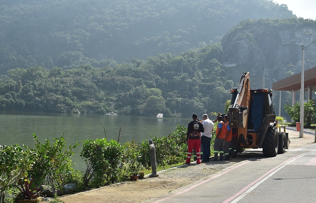 Ministério Público e Prefeitura de Niterói realizam demolição de deck irregular na Lagoa de Piratininga