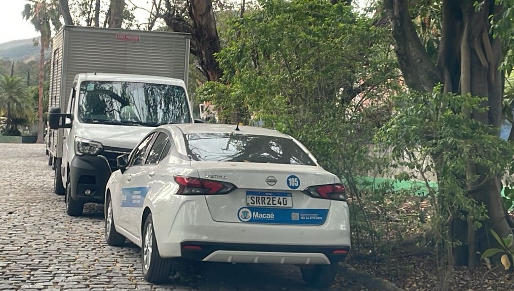 Bem longe de casa: veiculo da Prefeitura de Macaé é flagrado em campo de futebol em Nova Iguaçu