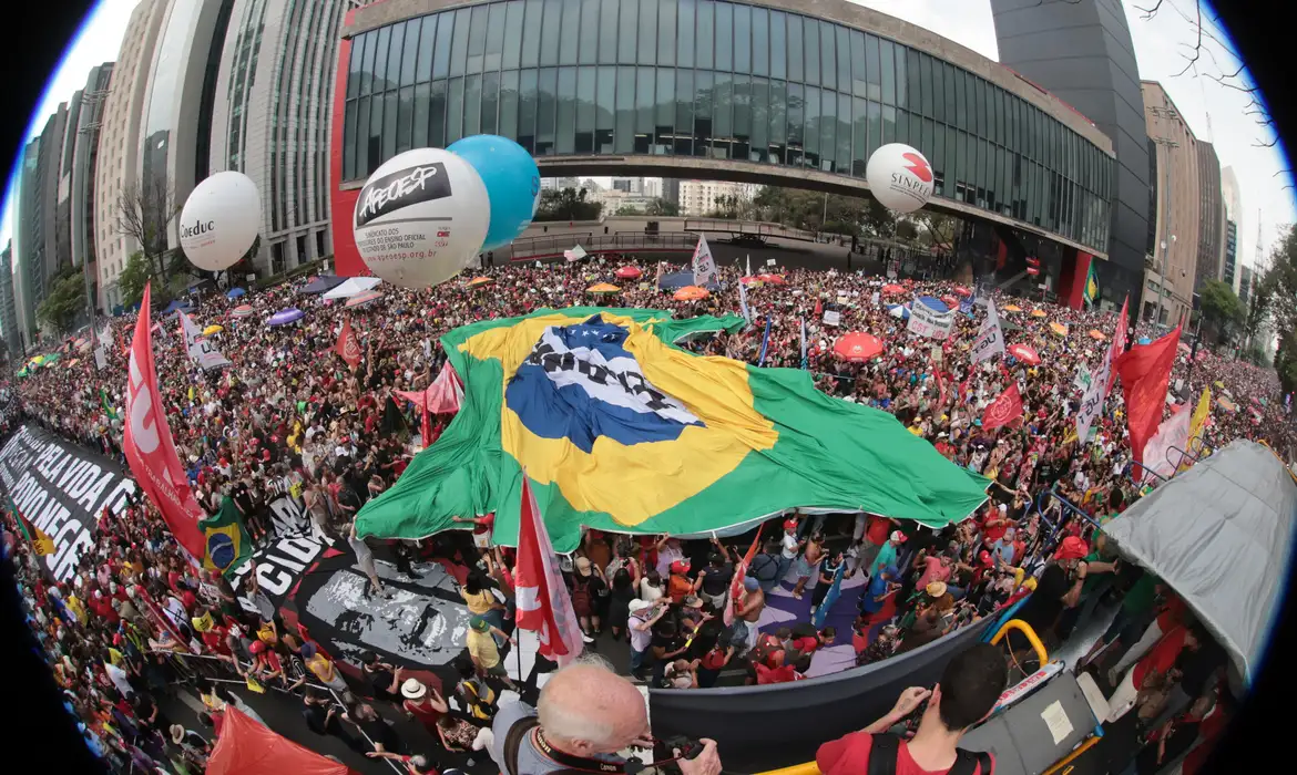 Ato no RJ com Caetano, Chico e Gil repudia anistia e PEC da Blindagem; na Avenida Paulista também teve multidão e bandeira gigante