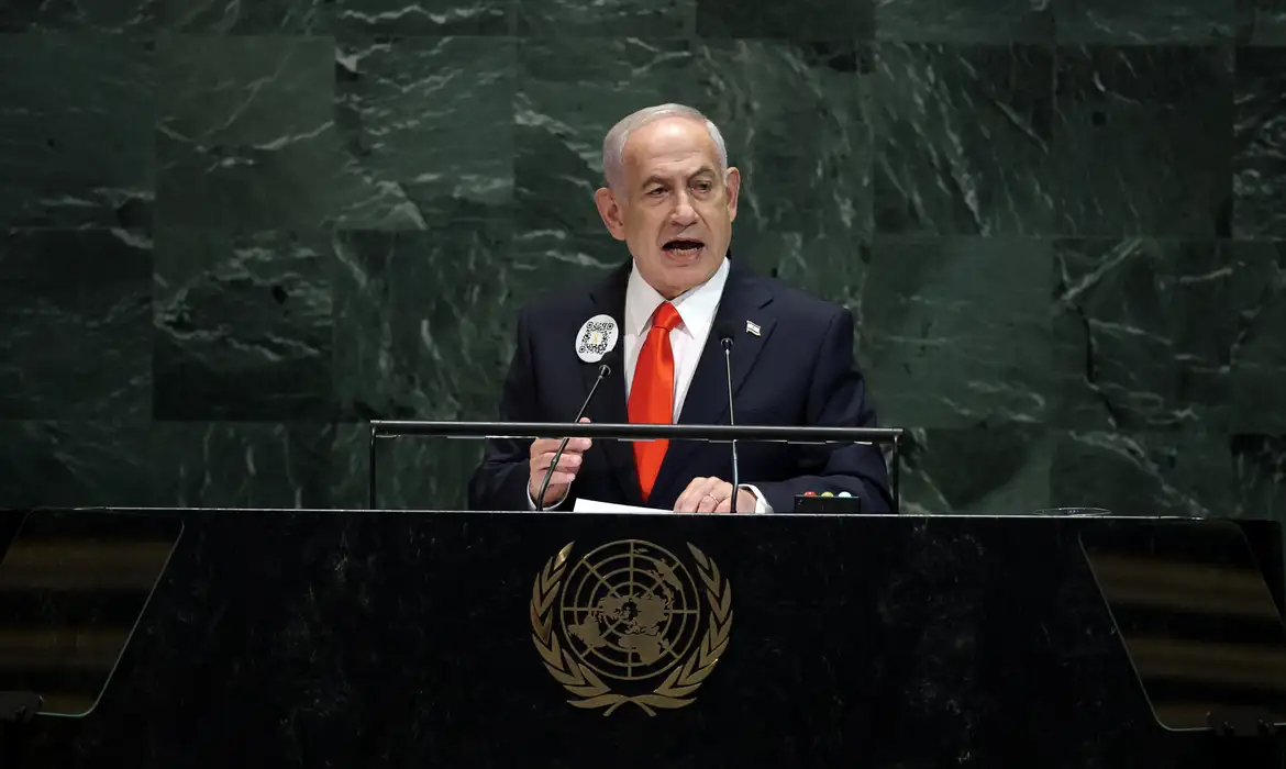 Delegações deixam cadeiras vazias durante discurso de Netanyahu na ONU; representantes brasileiros estão entre os que abandonaram o salão