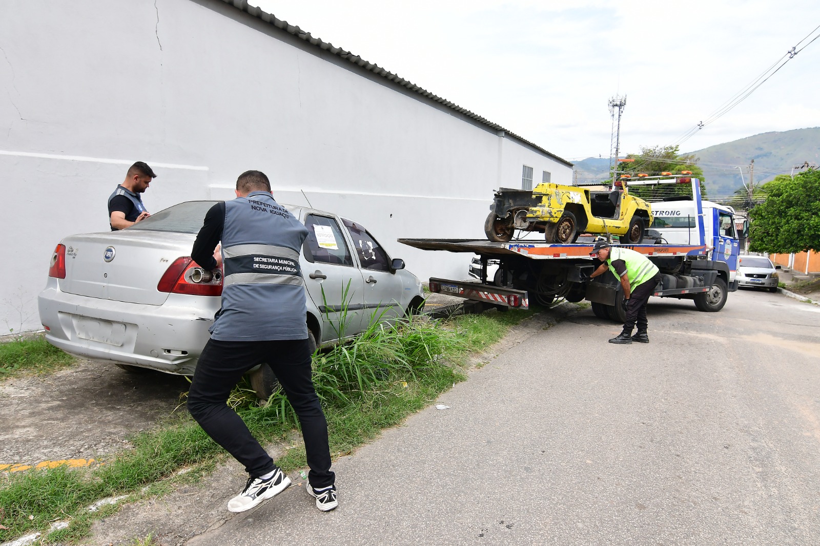 Nova Iguaçu: Operação Cidade Limpa retira cerca de mil veículos abandonados e sucatas das ruas
