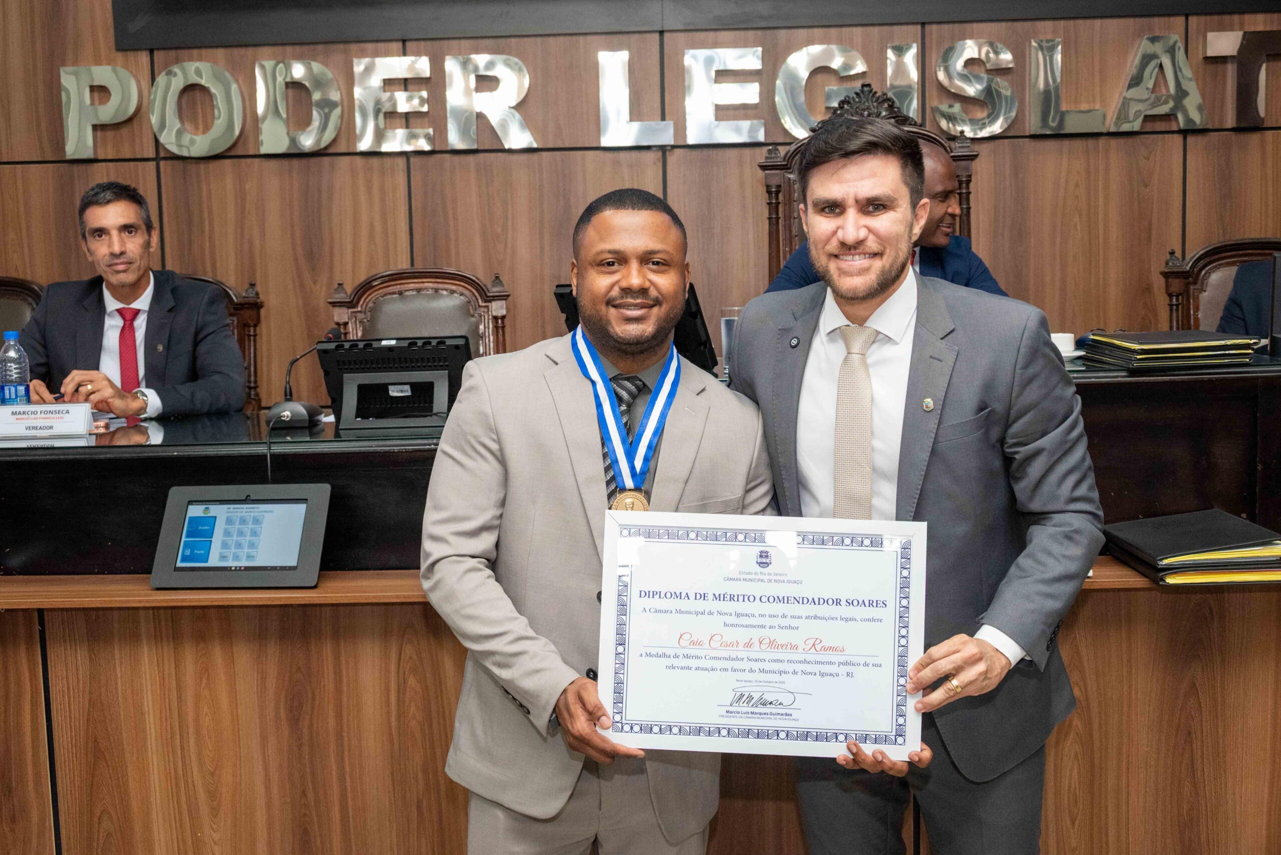 Câmara de Nova Iguaçu presta homenagem ao advogado Caio Cesar por sua trajetória de superação e defesa da justiça