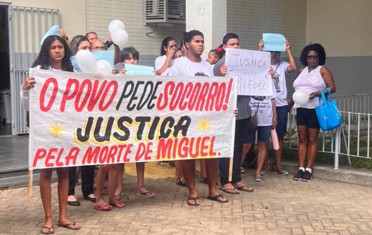 Itaguaí: moradores protestam contra caos na saúde e lamentam morte de criança por falta de soro antiofídico