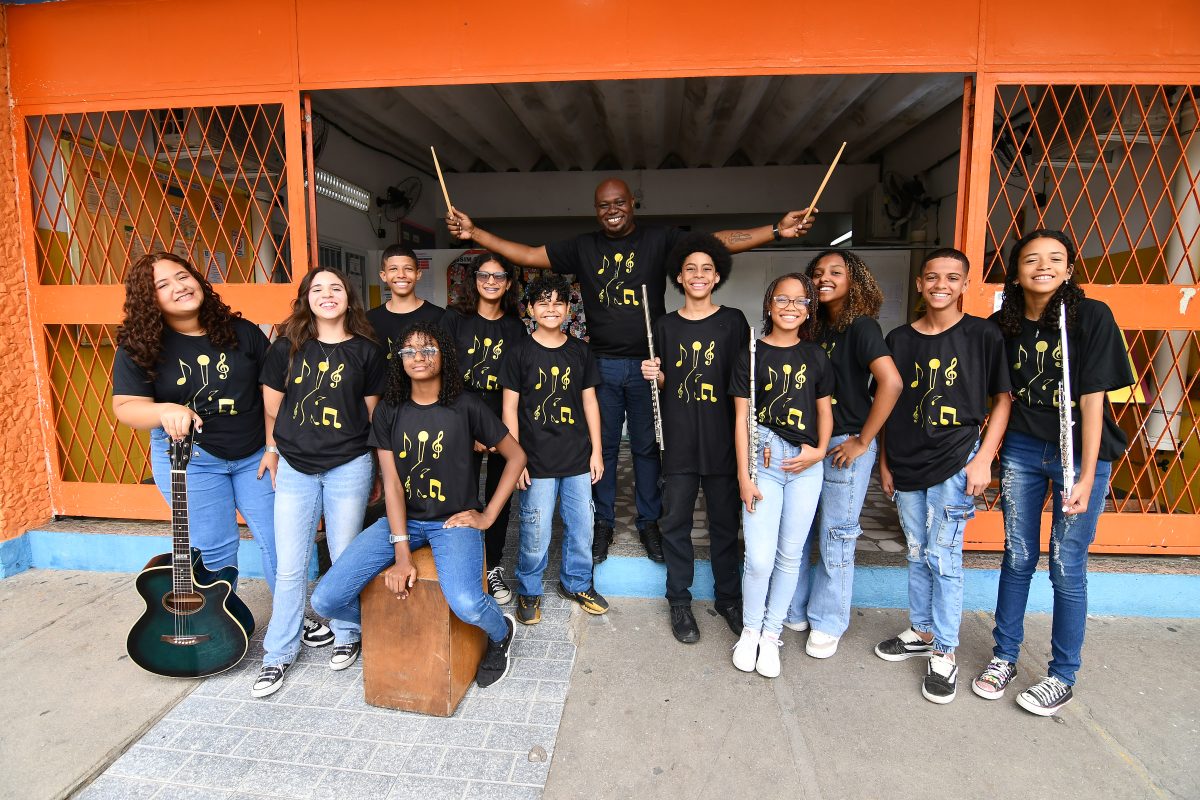Nova Iguaçu: Porteiro de escola municipal em Austin vira maestro e transforma alunos pela música