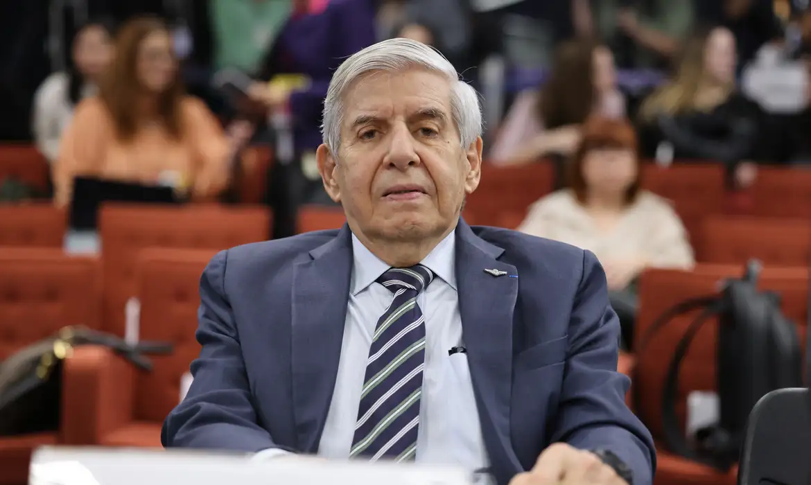 Moraes manda general Heleno passar por perícia médica