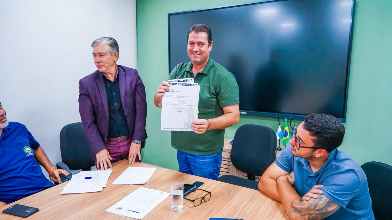 Meriti: Prefeito assina decreto com melhorias para os taxistas, amplia vida útil dos veículos e autoriza o uso de picapes