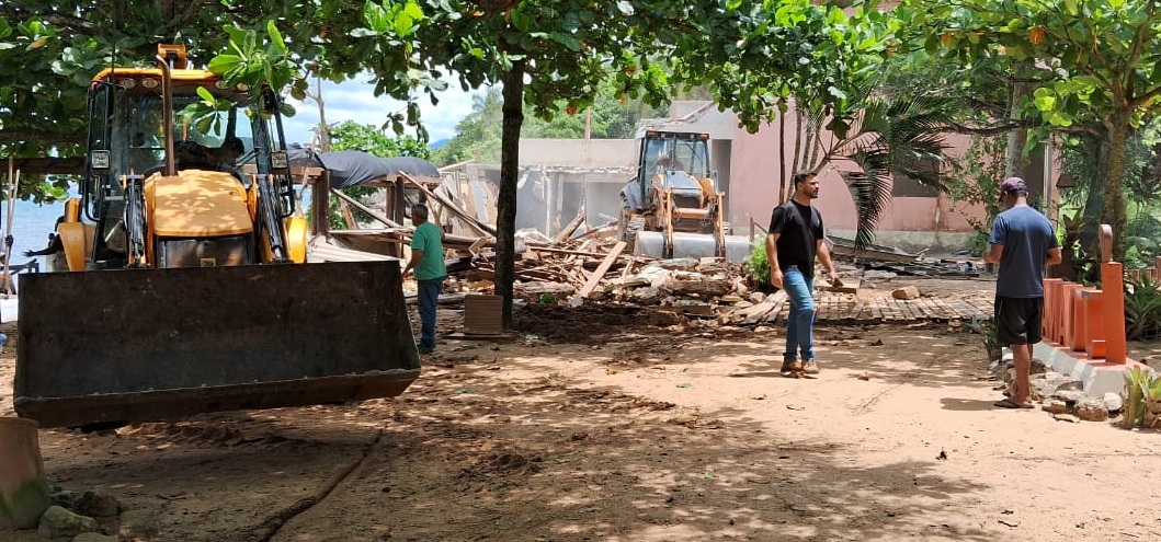 Quiosque construído em área de preservação em Rio das Ostras é demolido por decisão em processo que vinha se arrastando há mais de 30 anos: dono foi multado pela Justiça e declarado litigante de má-fé