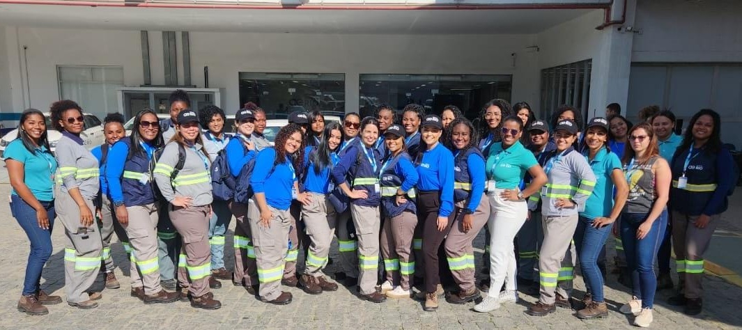 Mulheres em ação na Baixada: Presença feminina avança no saneamento e fortalece o atendimento a clientes