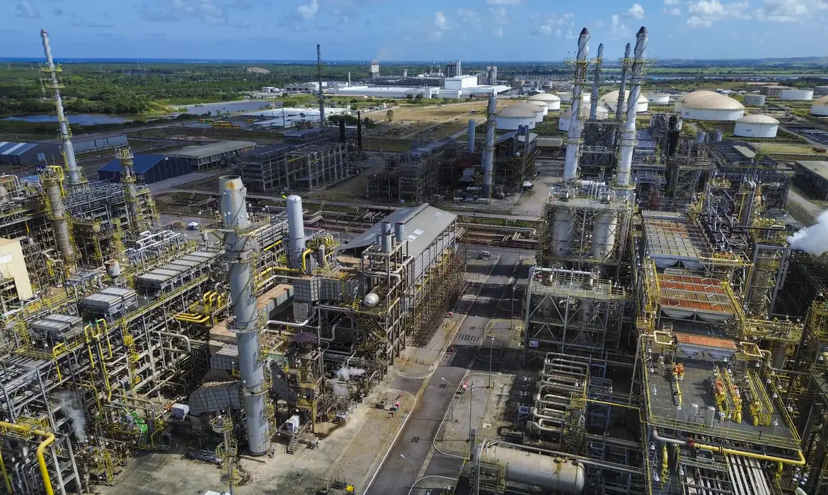 Diesel fica R$ 0,38 mais caro