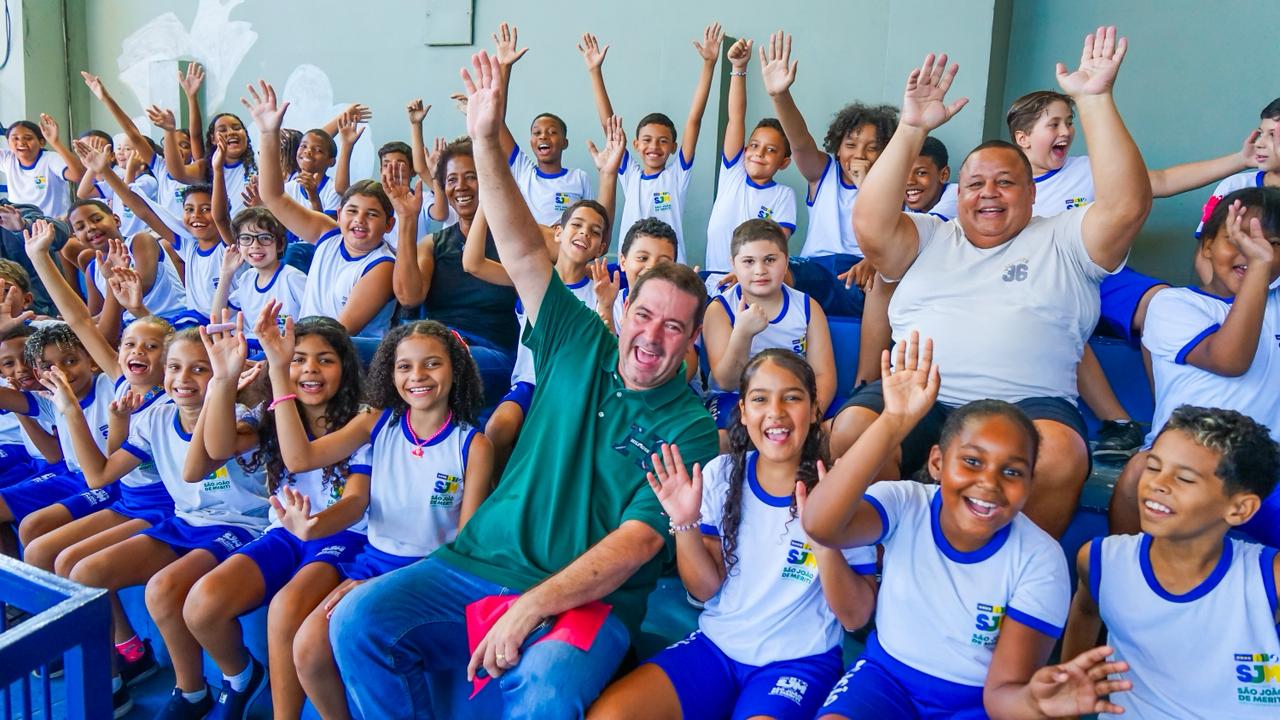 Meriti: Mais de 40 mil alunos da rede municipal recebem novos uniformes, com kit chuva e peças de inverno