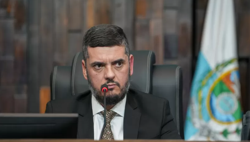 Agora sem proteção do mandato, Bacellar é preso pela PF na mansão de Teresópolis