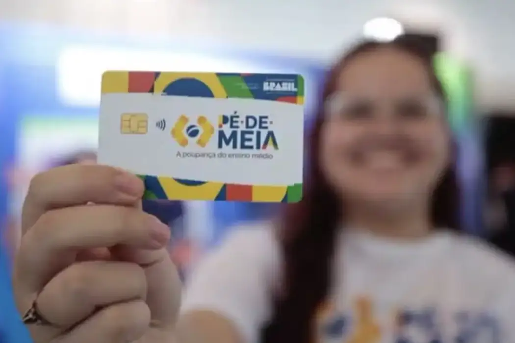 Pé-de-Meia contribui para queda de 43% no abandono escolar: “Oportunidade de continuar sonhando”, exalta Lula