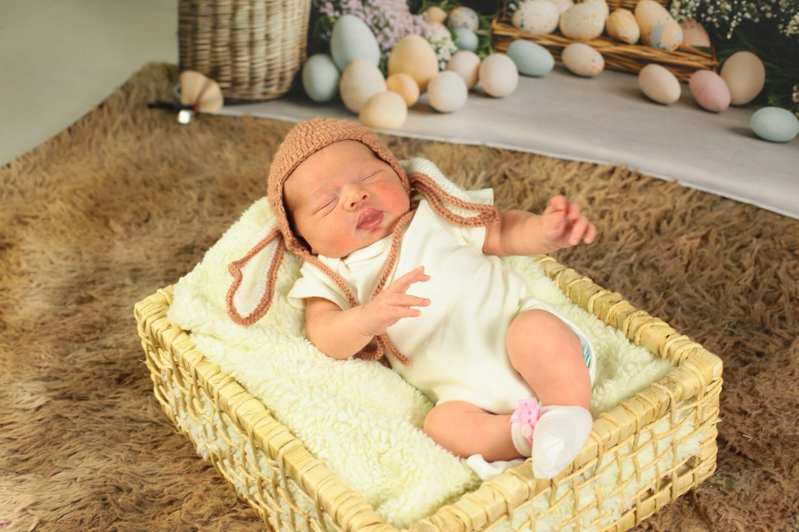 Nova Iguaçu: Recém-nascidos do Hospital Iguassú ganham ensaio fotográfico temático de Páscoa