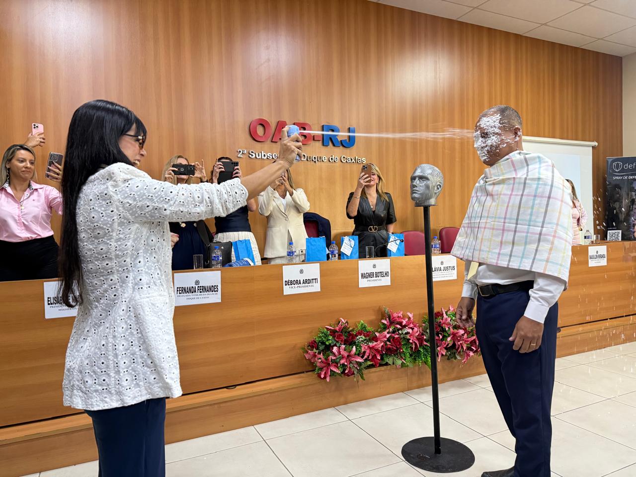 Pimenta nos olhos não é refresco: Presidente da OAB Caxias experimenta spray de autodefesa feminino durante evento para advogadas