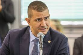 Boicote inútil: Douglas Ruas eleito presidente da Alerj