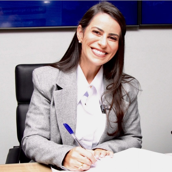 Magé: Jamille Cozzolino começa por sua marca no governo com mexida no secretariado e mudando formação na Câmara