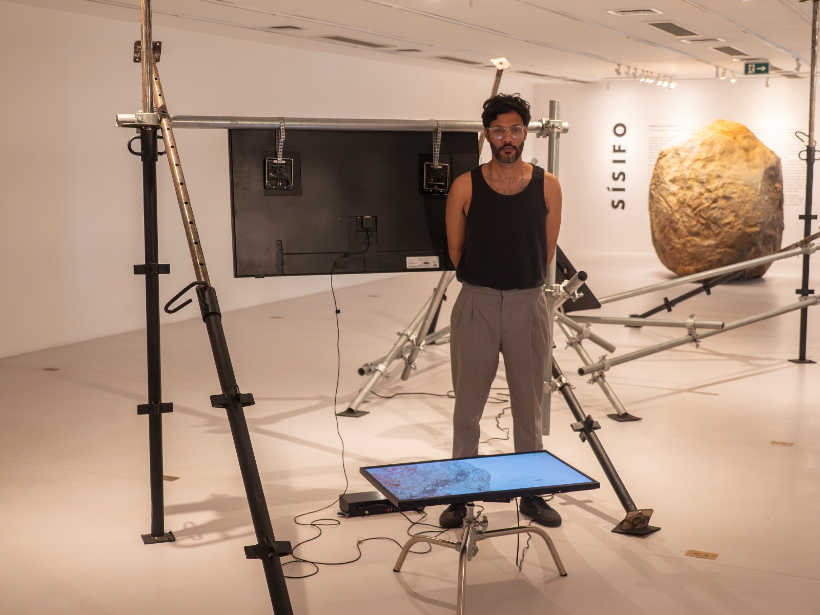 Obra imersiva do cineasta Fabiano Mixo une cinema e arte contemporânea com entrada gratuita até 26 de abril