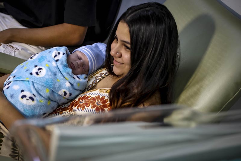 Primeiro Dia das Mães em casa: Bebê prematuro recebe alta no Hospital Estadual da Mulher e emociona família