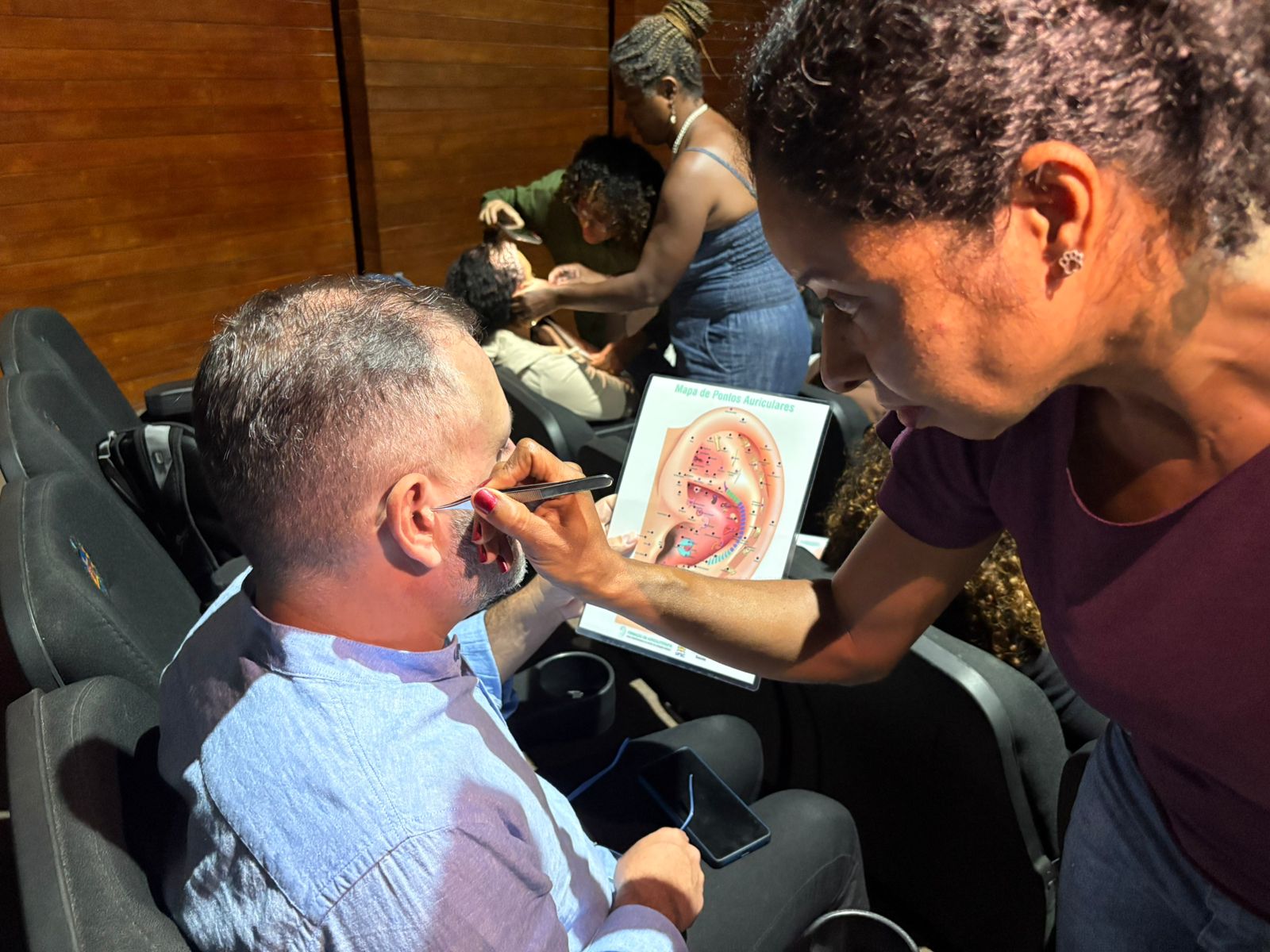 Nova Iguaçu: Saúde amplia oferta de auriculoterapia pelo SUS e capacita 140 profissionais
