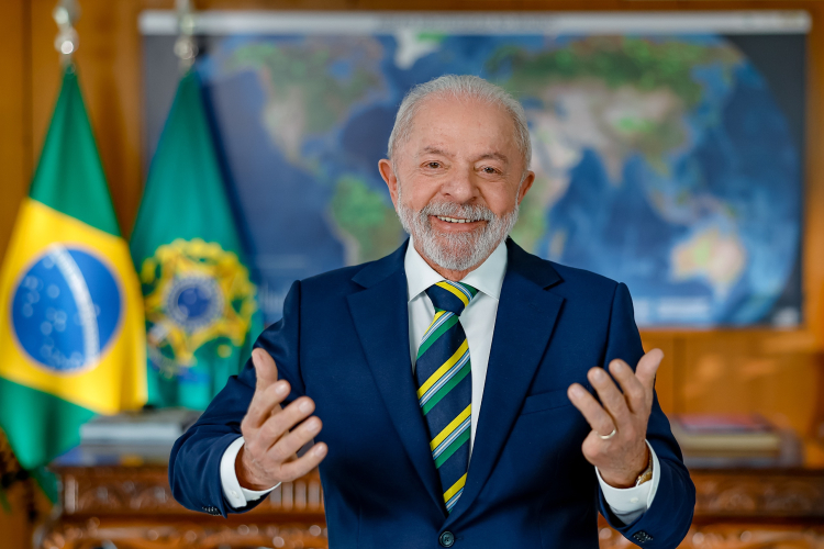 Pesquisa mostra Lula com 12 pontos à frente de Flávio Bolsonaro e Renan Santos como nome emergente