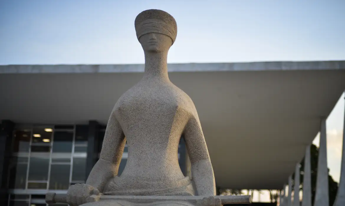 STF determina fim de aposentadoria compulsória para juízes condenados