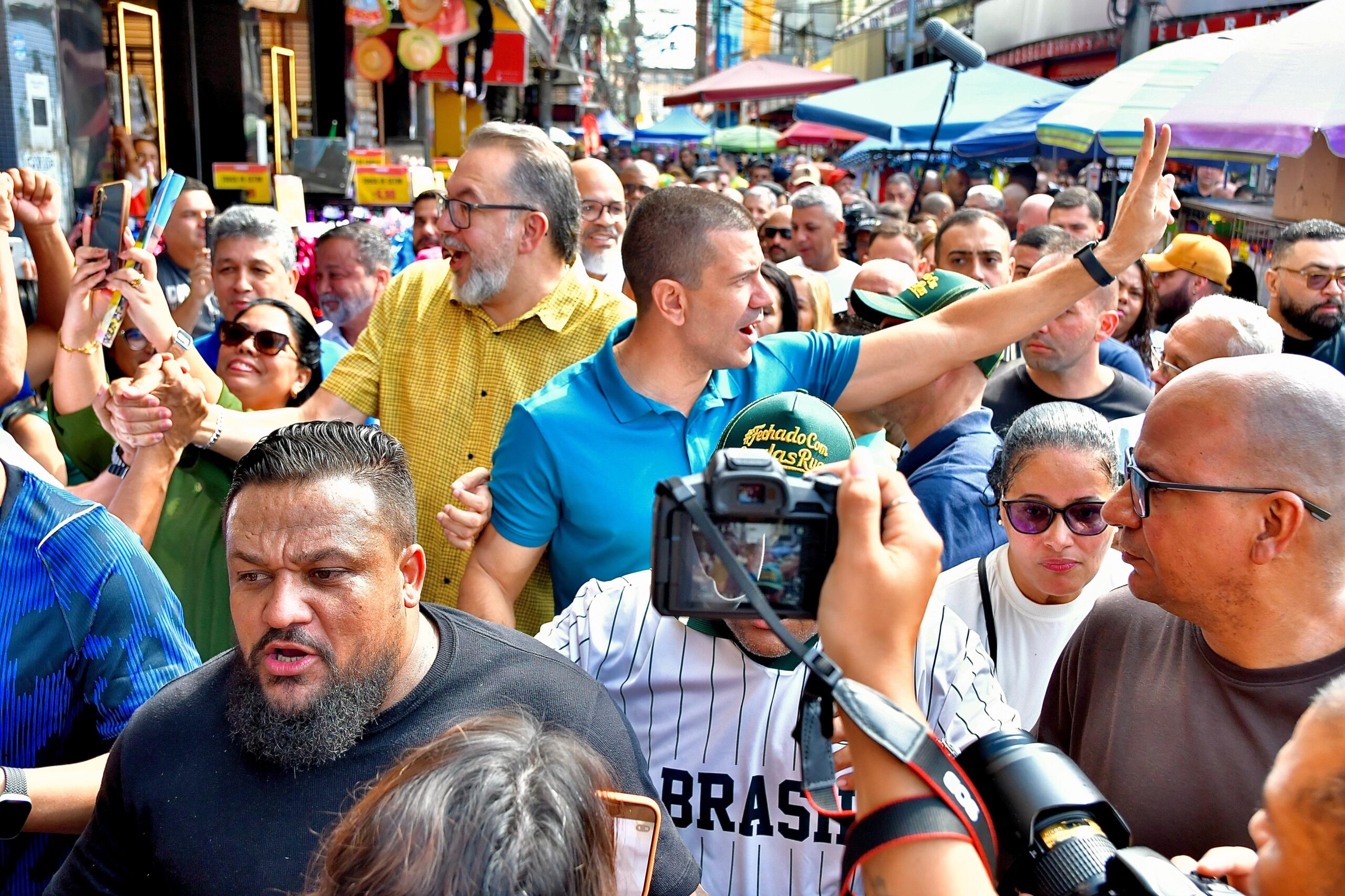 Ruas, Canella, Rueda e ocupantes de cargos comissionados caminham em Belford Roxo