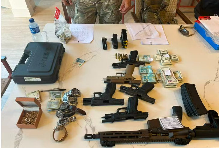 PF apreende armas, joias, dinheiro e carros de luxo em operação que tem entre os alvos ex-prefeito de Belford Roxo e ex-secretário da Polícia Civil