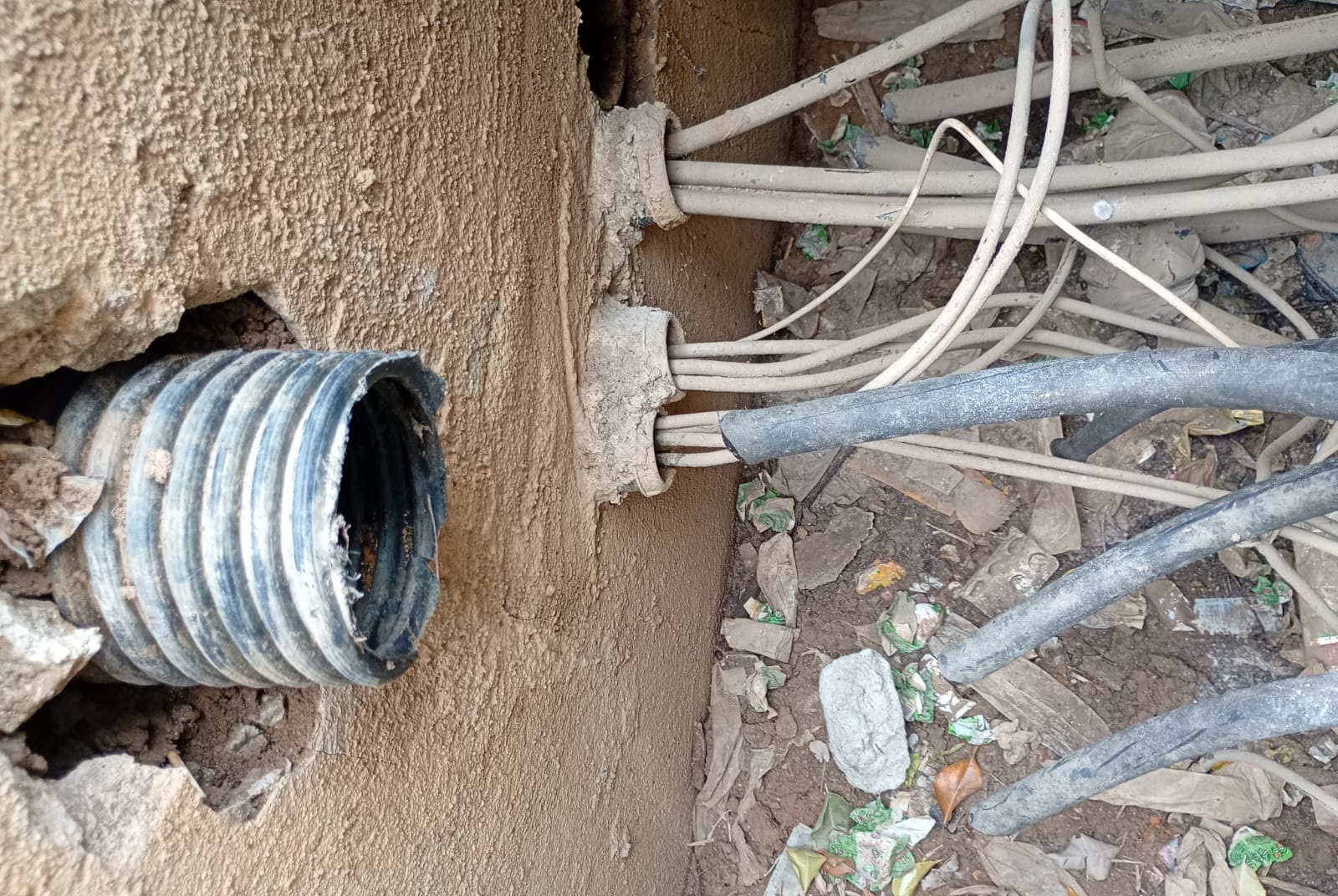 Japeri: Ladrões invadem Ciep e roubam 260 metros de fios