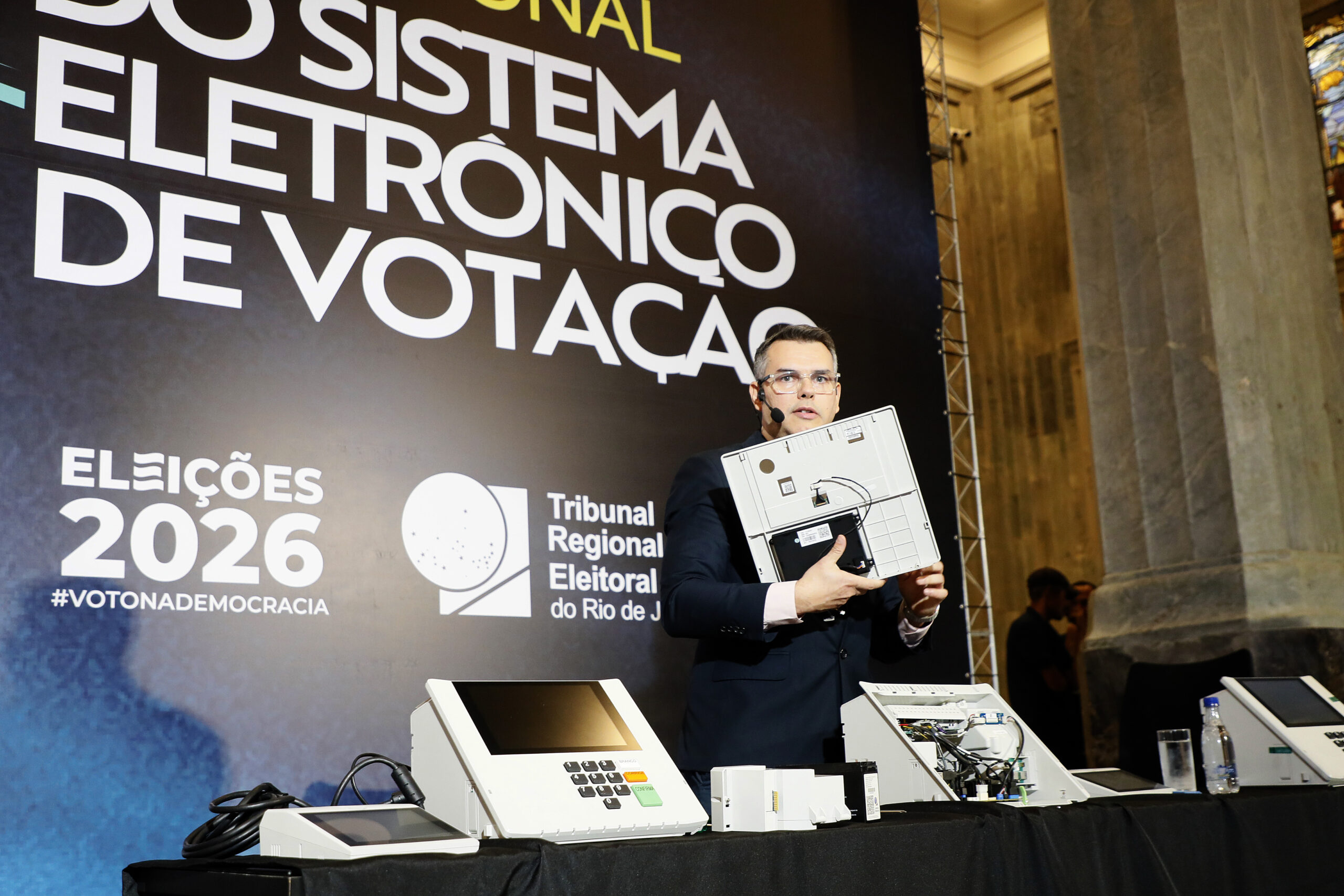 TRE-RJ realiza abertura pública da urna eletrônica e reforça transparência do sistema de votação
