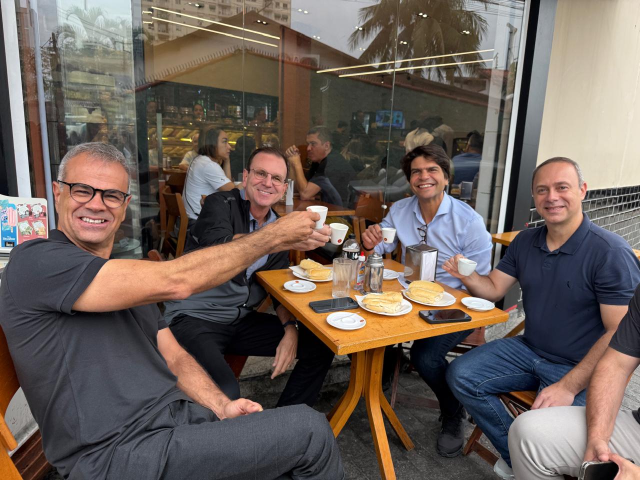Com café, pão e manteiga: Rogerio Lisboa e Dudu Reina oficializam apoio a Eduardo Paes em Nova Iguaçu