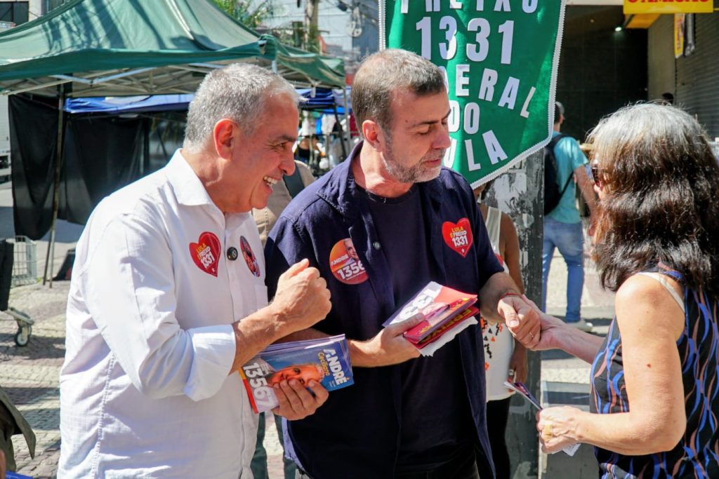 André Ceciliano e Marcelo Freixo conversam com trabalhadores no calçadão de Madureira