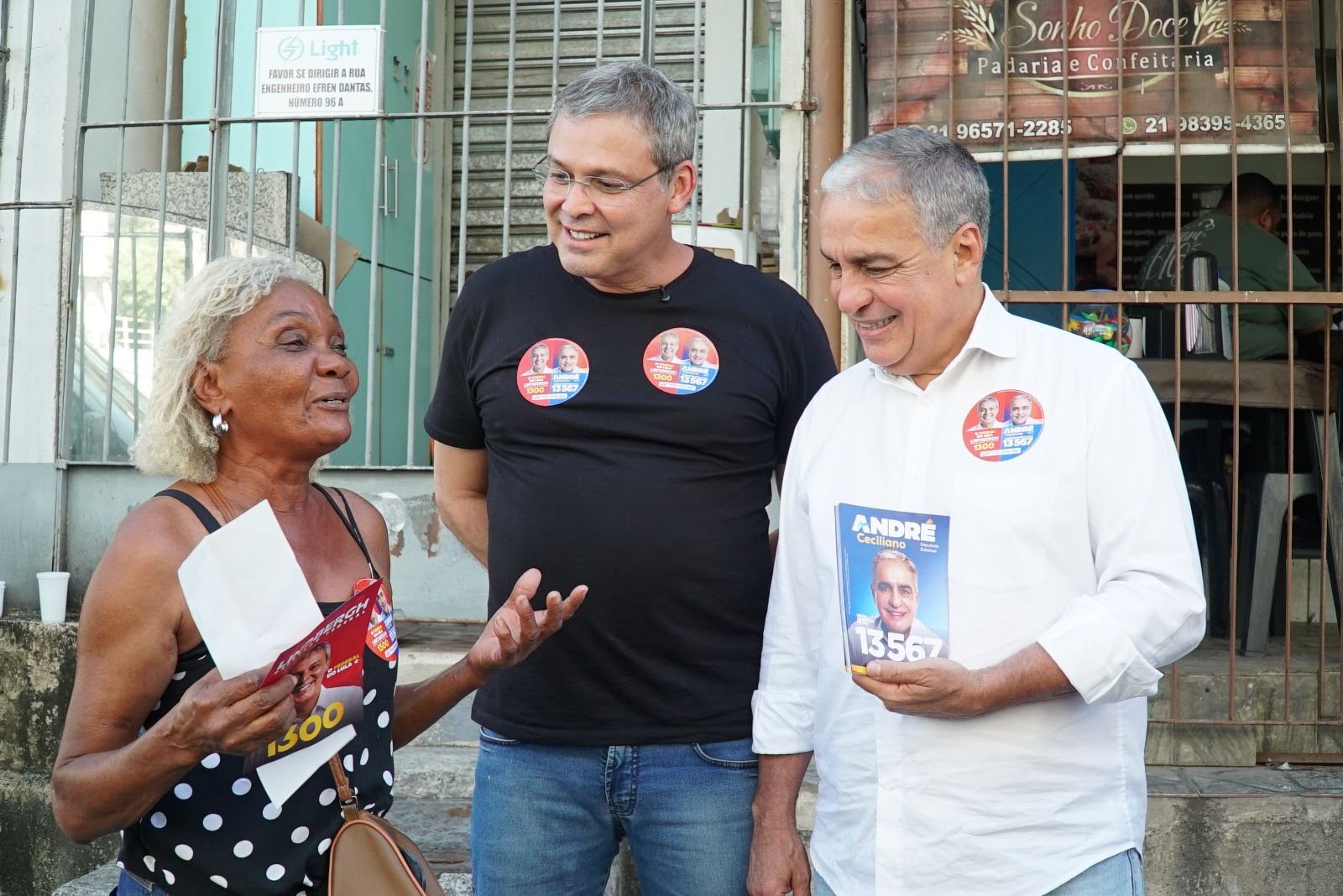 André Ceciliano e Lindbergh Farias caminham pelas ruas do Complexo do Alemão