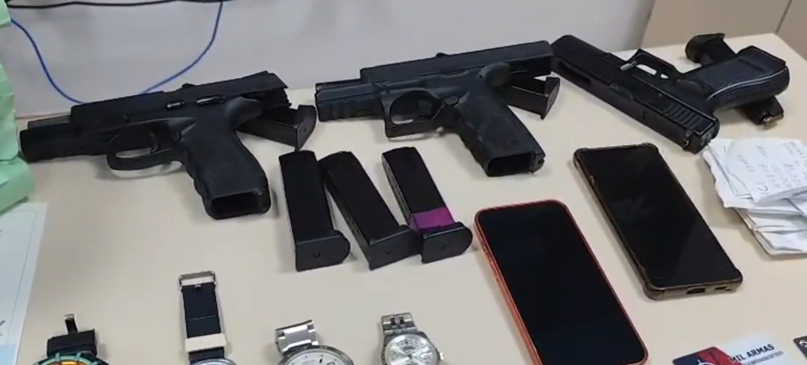 Polícia encontrou três armas na casa de assessor da Câmara de Japeri apontado como intermediador na captação de votos para cassar prefeita e vice da cidade