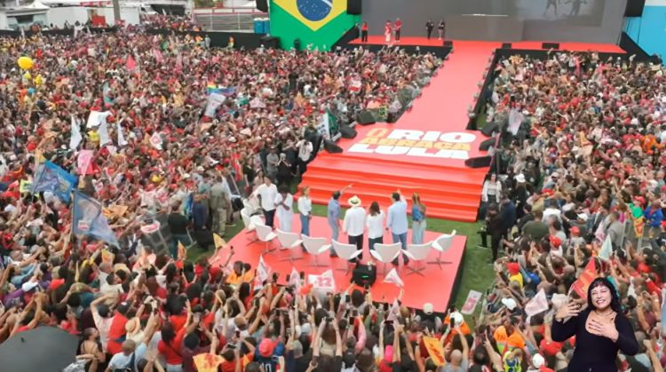 Lula reúne multidão em Bangu e defende candidatura de Eduardo Paes como necessária ao Rio de Janeiro