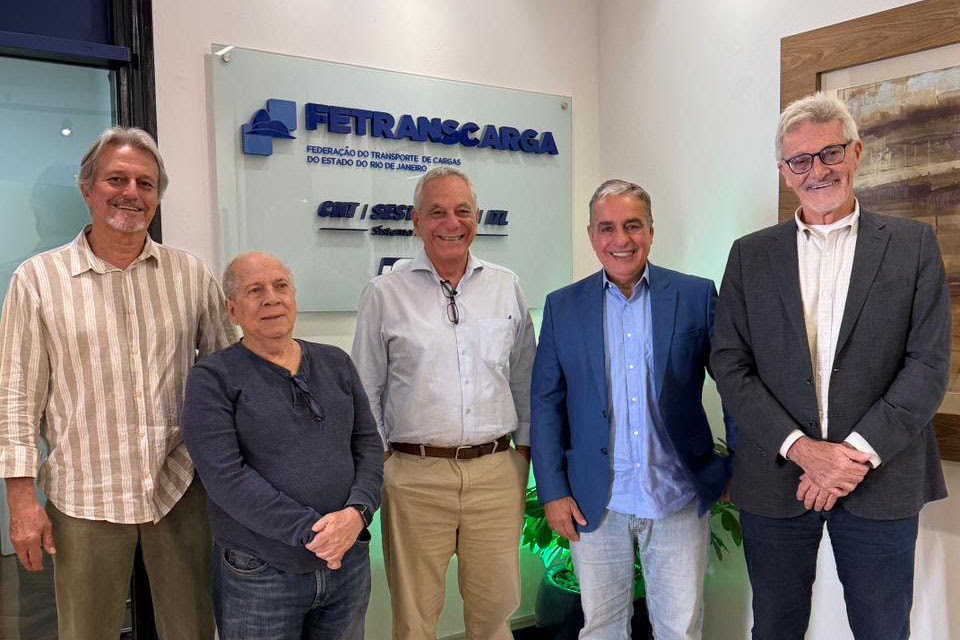 André Ceciliano recebe demandas de infraestrutura e firma compromisso com setor de cargas