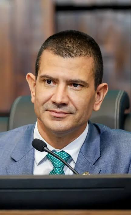 Justiça multa Douglas Ruas e determina retirada de propaganda com informação mentirosa contra Eduardo Paes