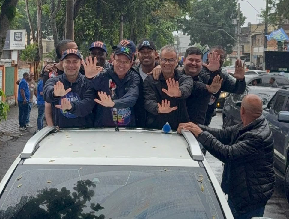 Eduardo Paes, Dudu Reina e Rogério Lisbo sob chuva em Nova Iguaçu