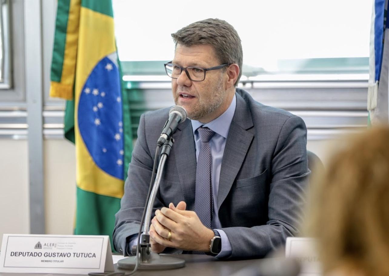Lei de Gustavo Tutuca amplia licença para servidores estaduais com filhos com deficiência ou doença rara e protege famílias em casos de internação após o parto.