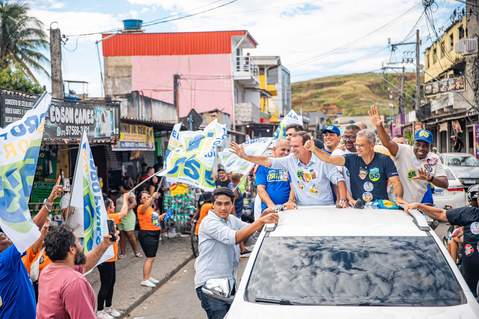 Eduardo Paes percorre oito bairros de Nova Iguaçu em carreata com Rogério Lisboa e Dudu Reina