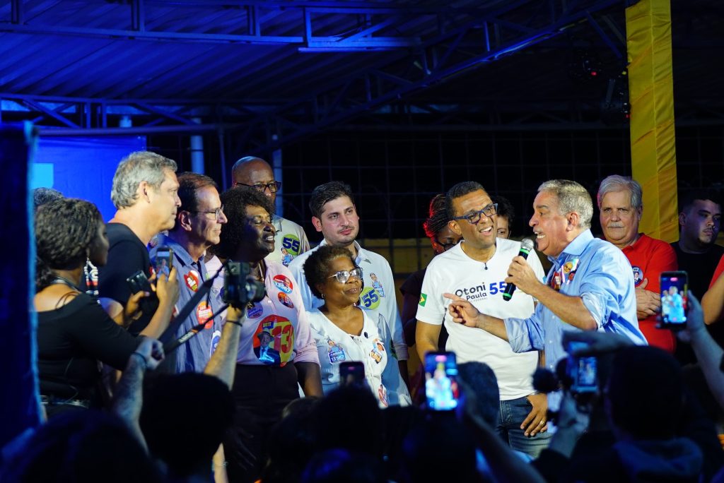 André Ceciliano reúne mais de duas mil pessoas e aliados de diferentes campos políticos durante encontro em Nova Iguaçu