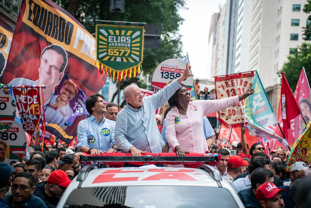 Ao lado de Lula, Benedita encerra campanha de rua na Cinelândia