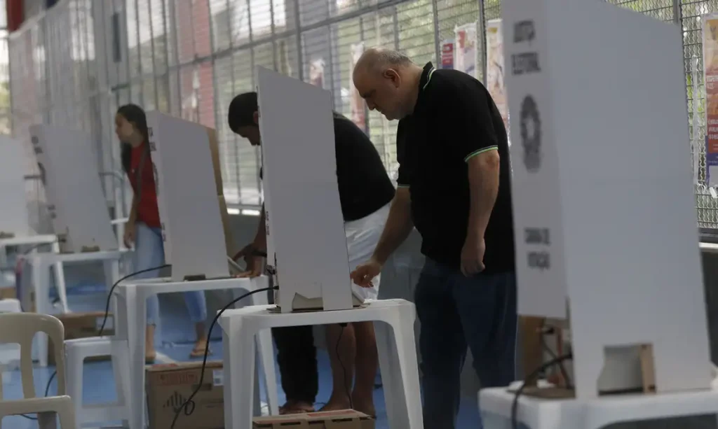 Idoso votando
