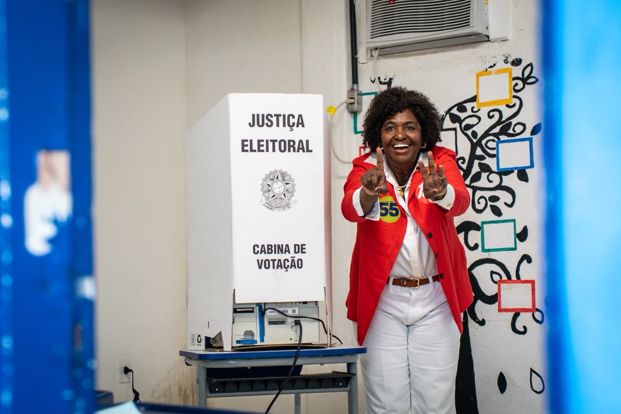 “Não vi meus filhos e netos crescerem”, diz Benedita antes de votar