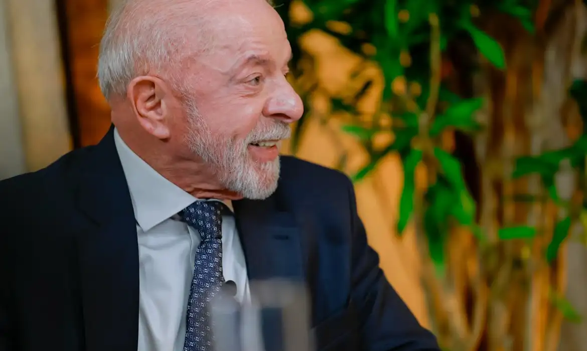 Lula promete entregar ao TSE autorização para quebra de sigilo bancário e telefônico, seu, de sua família, e desafia Flávio Bolsonaro a fazer o mesmo