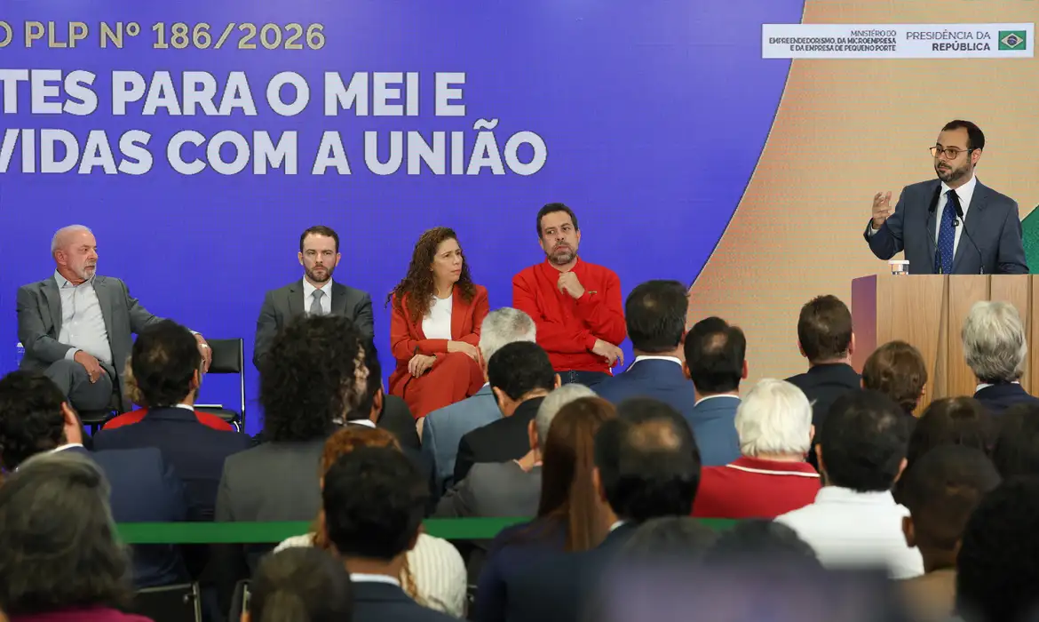 Lula sanciona lei que amplia benefícios para MEIs e envia ao Congresso PEC sobre tarifa zero no transporte coletivo