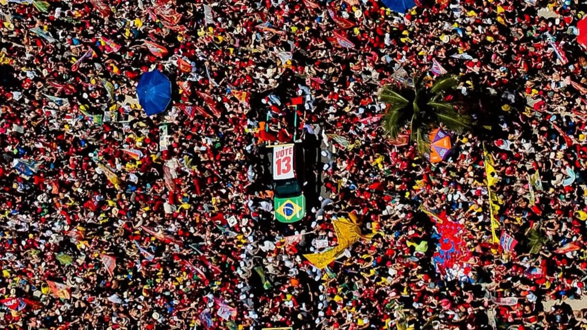 Lula lota Copacabana em seu último ato de campanha no Rio
