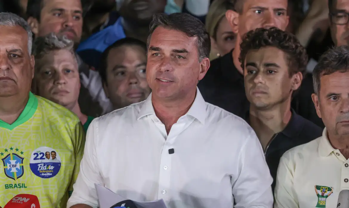 Passaportes de Flávio Bolsonaro são cancelados
